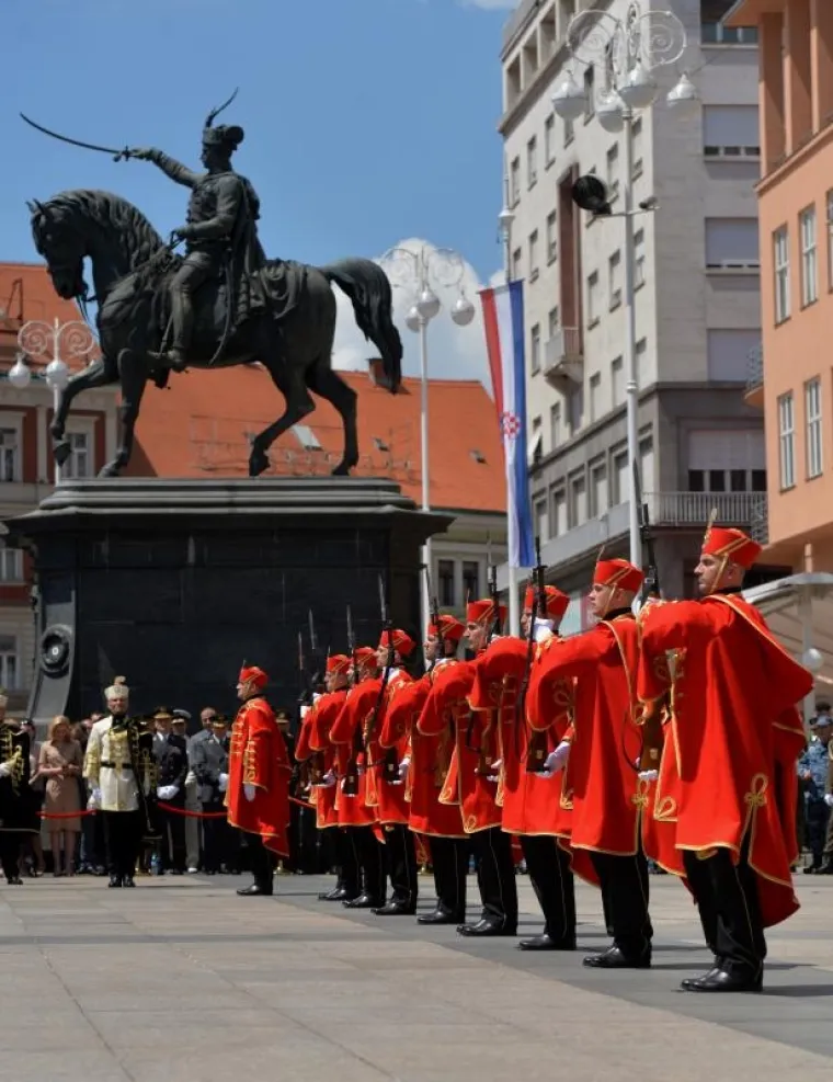 SPEKTAKL NA TRGU: Počasno za&scaron;titna bojna Hrvatske vojske održala ceremoniju Velike smjene straže