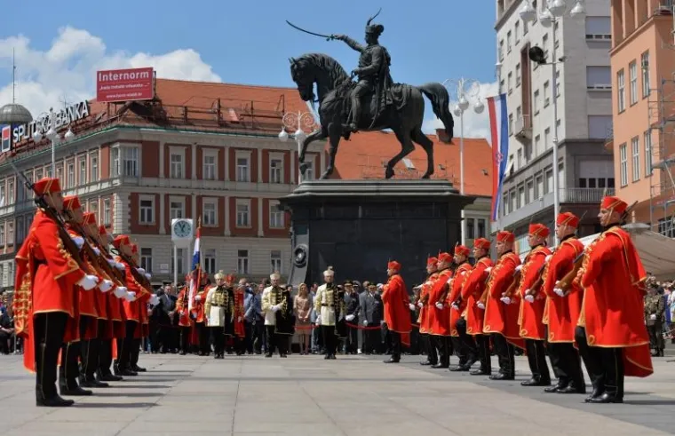 SPEKTAKL NA TRGU: Počasno za&scaron;titna bojna Hrvatske vojske održala ceremoniju Velike smjene straže