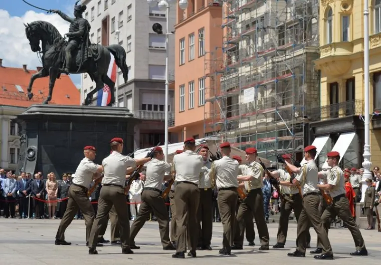 SPEKTAKL NA TRGU: Počasno za&scaron;titna bojna Hrvatske vojske održala ceremoniju Velike smjene straže