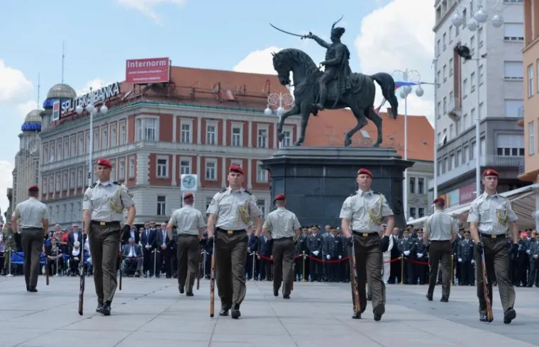 SPEKTAKL NA TRGU: Počasno za&scaron;titna bojna Hrvatske vojske održala ceremoniju Velike smjene straže