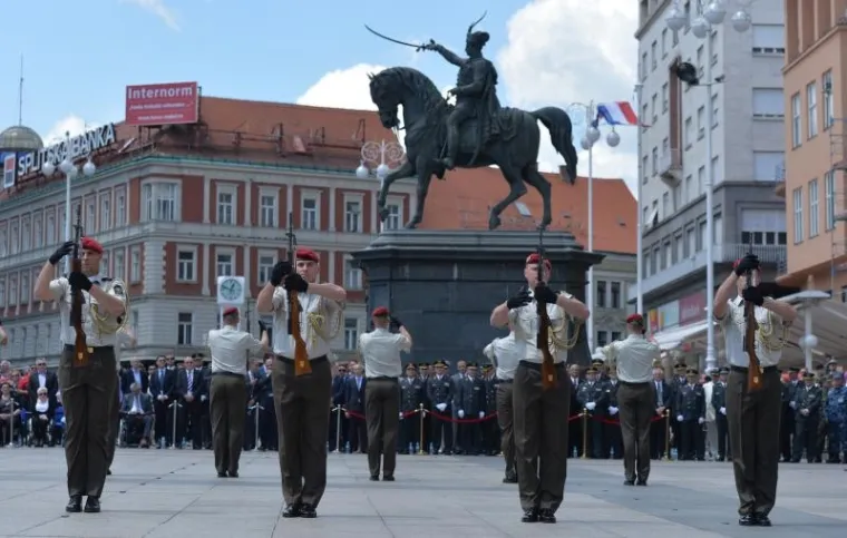 SPEKTAKL NA TRGU: Počasno za&scaron;titna bojna Hrvatske vojske održala ceremoniju Velike smjene straže