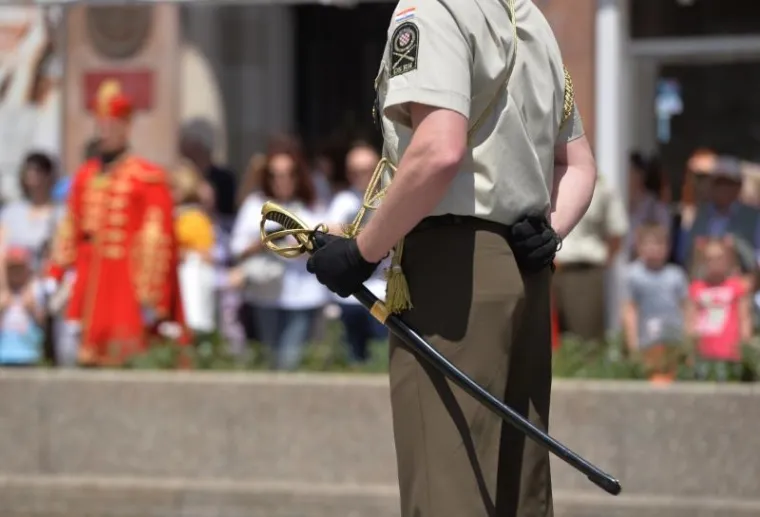 SPEKTAKL NA TRGU: Počasno za&scaron;titna bojna Hrvatske vojske održala ceremoniju Velike smjene straže