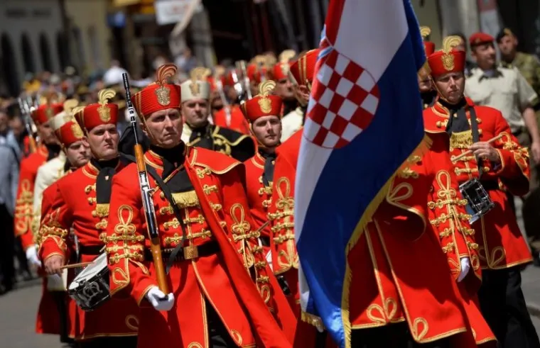 SPEKTAKL NA TRGU: Počasno za&scaron;titna bojna Hrvatske vojske održala ceremoniju Velike smjene straže