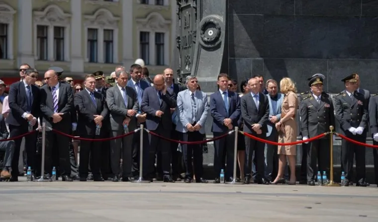 SPEKTAKL NA TRGU: Počasno za&scaron;titna bojna Hrvatske vojske održala ceremoniju Velike smjene straže