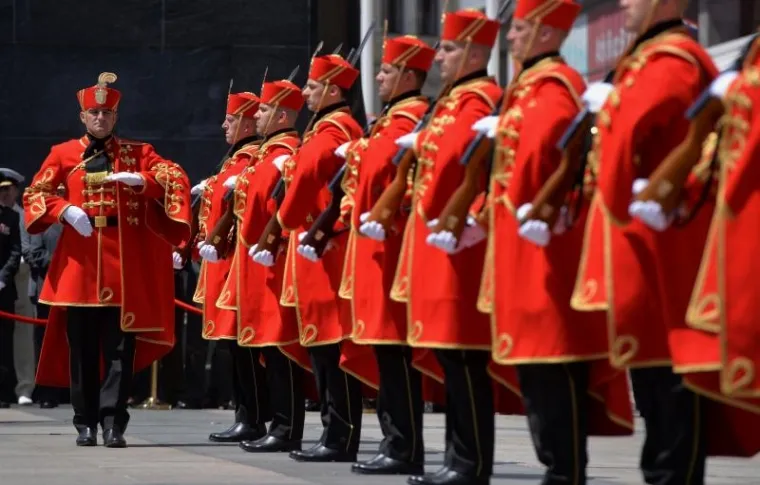 SPEKTAKL NA TRGU: Počasno za&scaron;titna bojna Hrvatske vojske održala ceremoniju Velike smjene straže