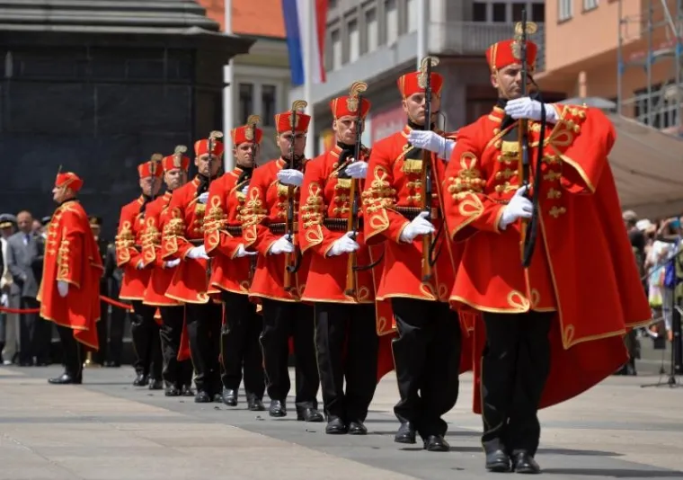 SPEKTAKL NA TRGU: Počasno za&scaron;titna bojna Hrvatske vojske održala ceremoniju Velike smjene straže