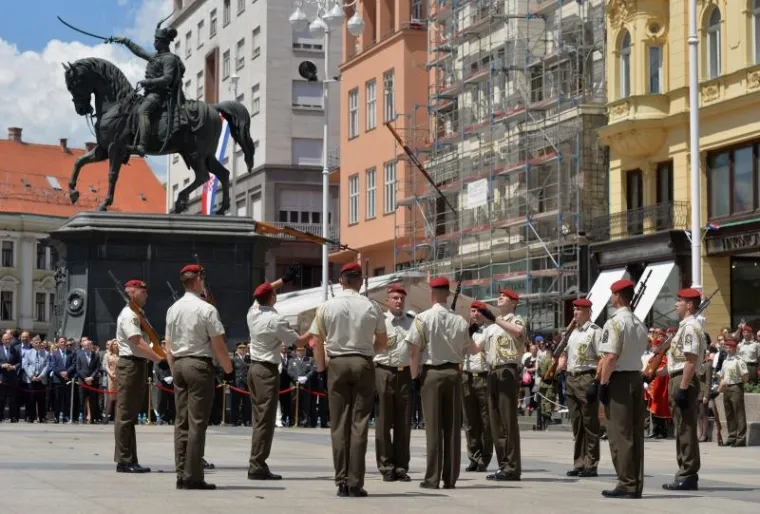 SPEKTAKL NA TRGU: Počasno za&scaron;titna bojna Hrvatske vojske održala ceremoniju Velike smjene straže