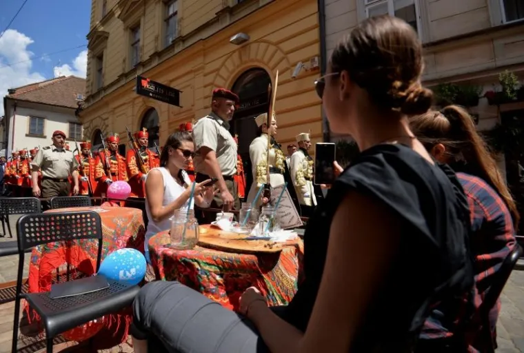 SPEKTAKL NA TRGU: Počasno za&scaron;titna bojna Hrvatske vojske održala ceremoniju Velike smjene straže