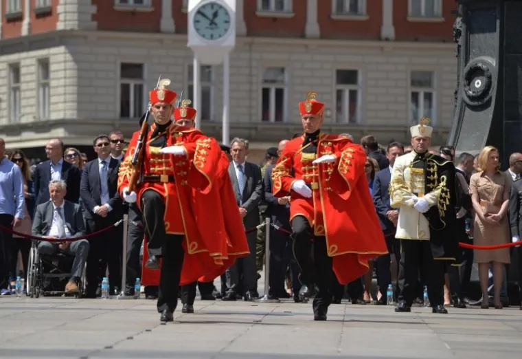 SPEKTAKL NA TRGU: Počasno za&scaron;titna bojna Hrvatske vojske održala ceremoniju Velike smjene straže