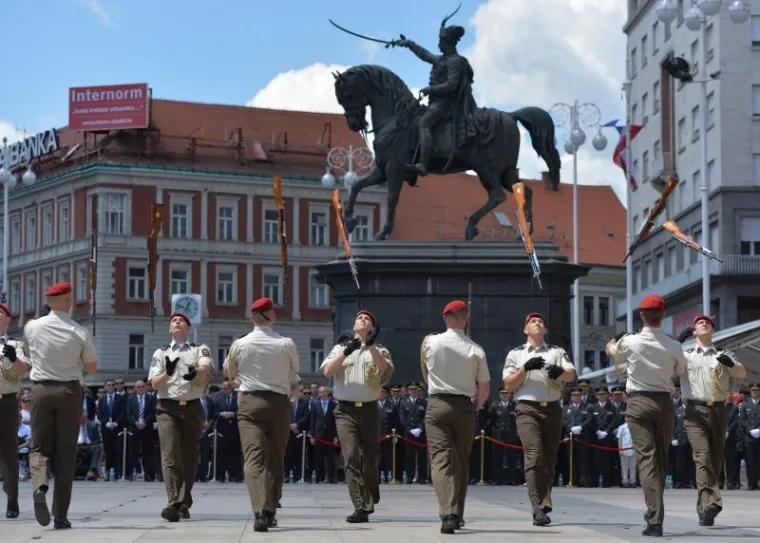 SPEKTAKL NA TRGU: Počasno za&scaron;titna bojna Hrvatske vojske održala ceremoniju Velike smjene straže