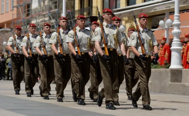 SPEKTAKL NA TRGU: Počasno za&scaron;titna bojna Hrvatske vojske održala ceremoniju Velike smjene straže