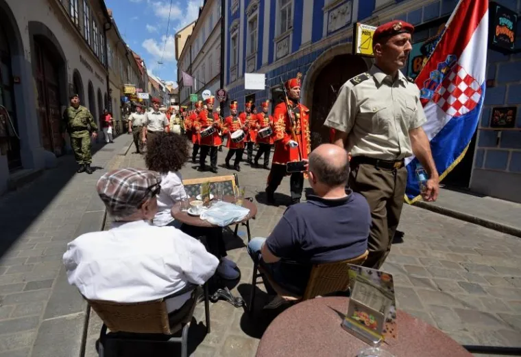 SPEKTAKL NA TRGU: Počasno za&scaron;titna bojna Hrvatske vojske održala ceremoniju Velike smjene straže
