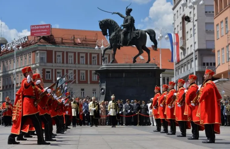Na Trgu bana Josipa Jelačića Počasno za&scaron;titna bojna održala je prikaz ceremonijalnih radnji i ceremoniju Velika smjena straže u sklopu obilježavanja 26. obljetnice formiranja Oružanih snaga RH. Počasno za&scaron;titna bojna je postrojba Glavnog stožera OS RH zadužena za izvr&scaron;avanje protokolarnih i ceremonijalnih zadaća za potrebe državnog i vojnog vrha, a ceremonija Velike smjene straže redovito će se izvoditi na Gornjem gradu u vremenskom preiodu od 27.05. do 01.10. 2017.