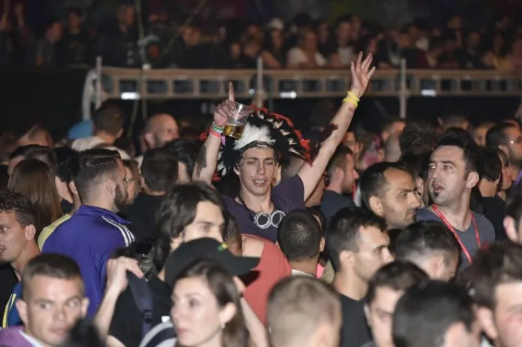 PRVA VEČER SPEKTAKLA U UMAGU: Slavni 'The Prodigy' oduševili posjetitelje, pogledajte kako je bilo