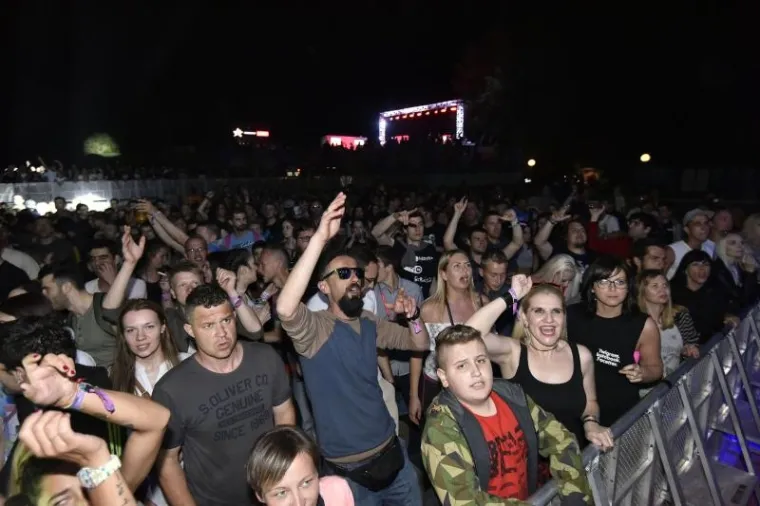 PRVA VEČER SPEKTAKLA U UMAGU: Slavni 'The Prodigy' odu&scaron;evili posjetitelje, pogledajte kako je bilo