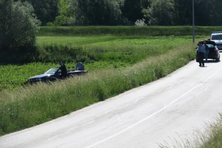 PROMETNA NESREĆA KOD SINJA: Mladić smrtno stradao u slijetanju kabrioleta s ceste