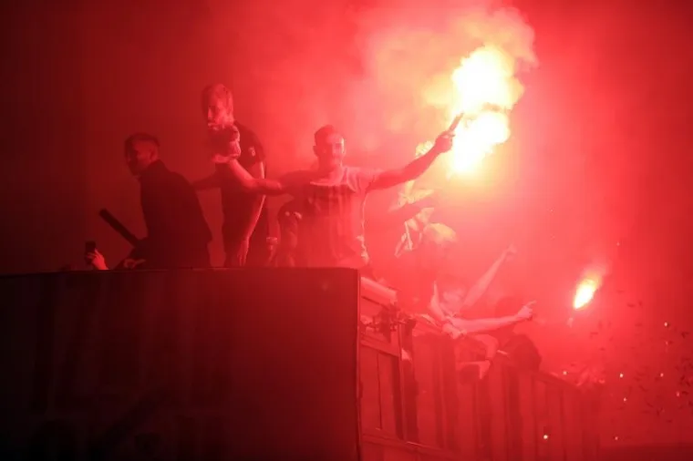 Nogometa&scaron;i i navijači Rijeke dugo su u noć slavili osvajanje prvog naslova državnog prvaka u klupskoj povijesti. Prekinuli su njime dominaciju Dinama koji je jedanaest godina zaredom 'privatizirao' tu titulu.