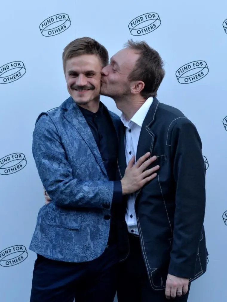 GLAMUROZNO GAY VJENČANJE NA KROVU MSU: Performansi i svirka na neobičnom slavlju, pogledajte kako je bilo