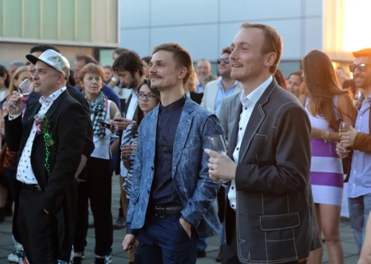GLAMUROZNO GAY VJENČANJE NA KROVU MSU: Performansi i svirka na neobičnom slavlju, pogledajte kako je bilo
