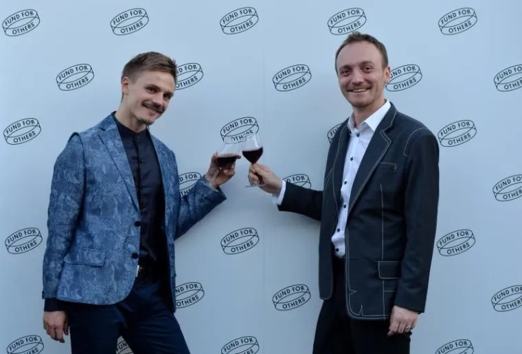 GLAMUROZNO GAY VJENČANJE NA KROVU MSU: Performansi i svirka na neobičnom slavlju, pogledajte kako je bilo