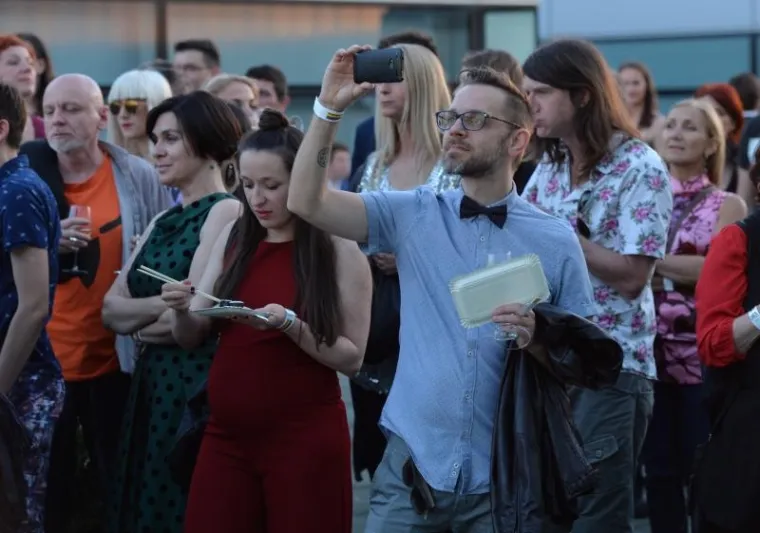GLAMUROZNO GAY VJENČANJE NA KROVU MSU: Performansi i svirka na neobičnom slavlju, pogledajte kako je bilo