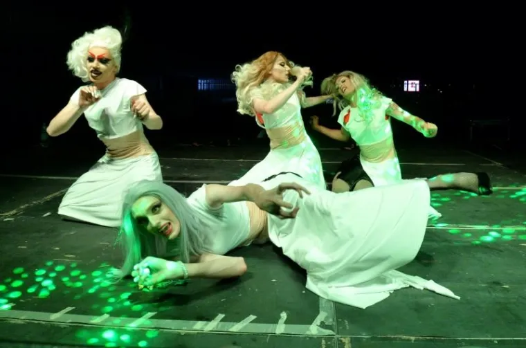 GLAMUROZNO GAY VJENČANJE NA KROVU MSU: Performansi i svirka na neobičnom slavlju, pogledajte kako je bilo