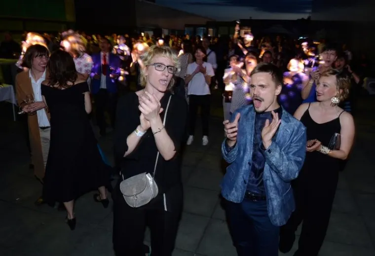 GLAMUROZNO GAY VJENČANJE NA KROVU MSU: Performansi i svirka na neobičnom slavlju, pogledajte kako je bilo