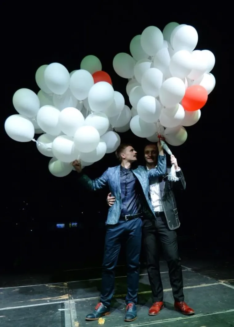 GLAMUROZNO GAY VJENČANJE NA KROVU MSU: Performansi i svirka na neobičnom slavlju, pogledajte kako je bilo