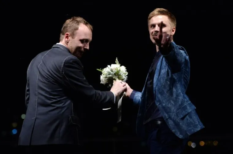 GLAMUROZNO GAY VJENČANJE NA KROVU MSU: Performansi i svirka na neobičnom slavlju, pogledajte kako je bilo