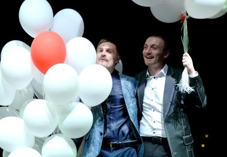 GLAMUROZNO GAY VJENČANJE NA KROVU MSU: Performansi i svirka na neobičnom slavlju, pogledajte kako je bilo