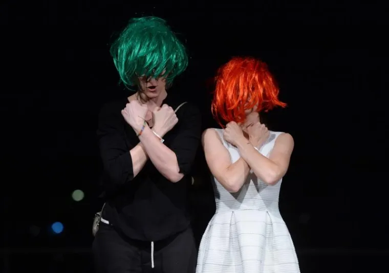 GLAMUROZNO GAY VJENČANJE NA KROVU MSU: Performansi i svirka na neobičnom slavlju, pogledajte kako je bilo