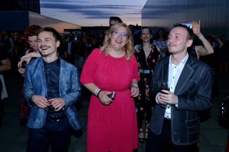 GLAMUROZNO GAY VJENČANJE NA KROVU MSU: Performansi i svirka na neobičnom slavlju, pogledajte kako je bilo