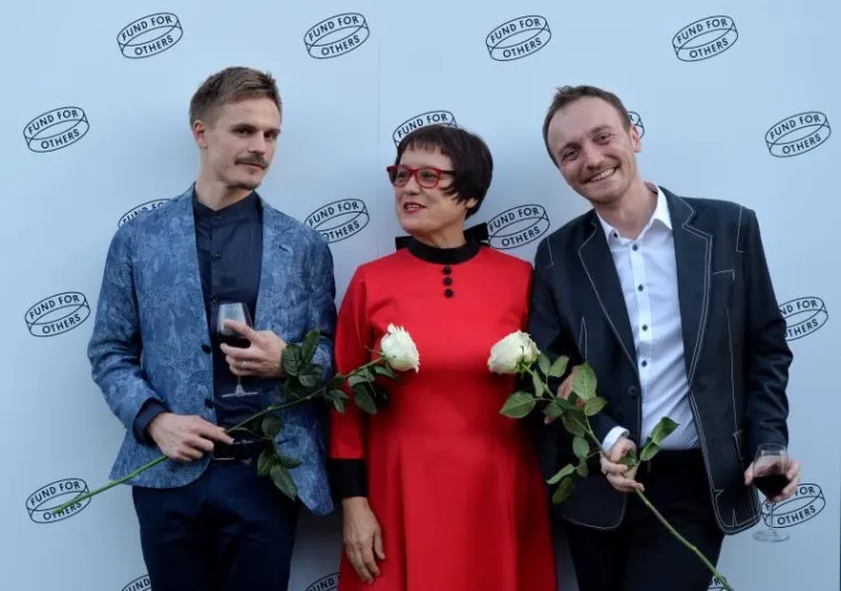 GLAMUROZNO GAY VJENČANJE NA KROVU MSU: Performansi i svirka na neobičnom slavlju, pogledajte kako je bilo