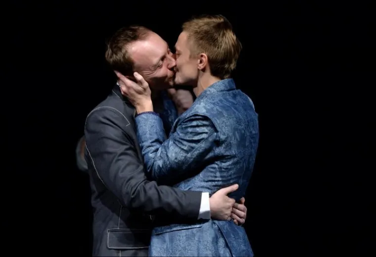 GLAMUROZNO GAY VJENČANJE NA KROVU MSU: Performansi i svirka na neobičnom slavlju, pogledajte kako je bilo