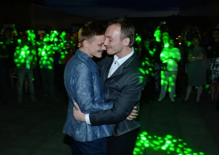 GLAMUROZNO GAY VJENČANJE NA KROVU MSU: Performansi i svirka na neobičnom slavlju, pogledajte kako je bilo