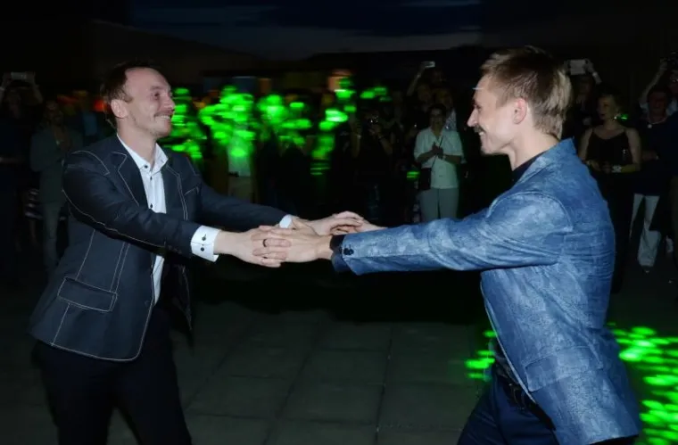 GLAMUROZNO GAY VJENČANJE NA KROVU MSU: Performansi i svirka na neobičnom slavlju, pogledajte kako je bilo