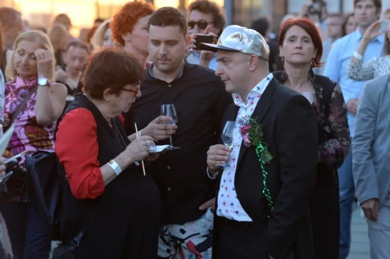 GLAMUROZNO GAY VJENČANJE NA KROVU MSU: Performansi i svirka na neobičnom slavlju, pogledajte kako je bilo