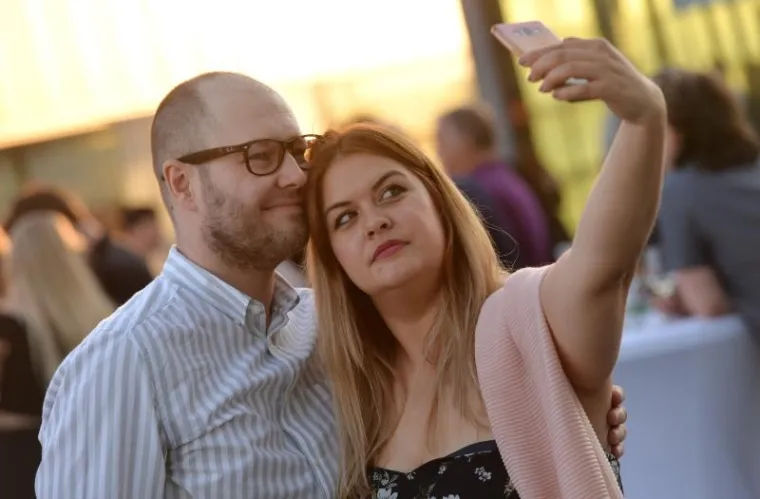 GLAMUROZNO GAY VJENČANJE NA KROVU MSU: Performansi i svirka na neobičnom slavlju, pogledajte kako je bilo