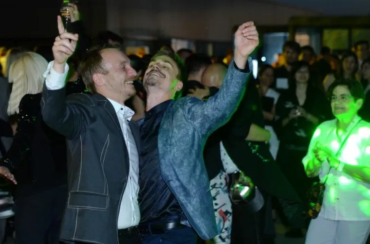 Umjetnički direktor festivala Queer Zagreb Zvonimir Dobrović vjenčao se sa svojim partnerom Brunom Isakovićem na krovu Muzeja suvremene umjetnosti, &scaron;to su iskoristili za lansiranje Fonda za druge, Fund for Others, namijenjenog financiranju nezavisnih umjetnika.