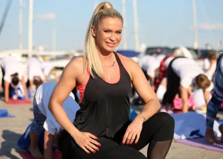 JOGA NA RIVI U VODICAMA: Pogledajte kako je atraktivna Renata Sopek vježbala s građanima