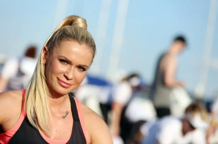 JOGA NA RIVI U VODICAMA: Pogledajte kako je atraktivna Renata Sopek vježbala s građanima