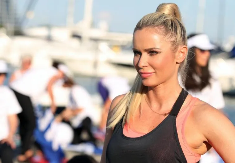 JOGA NA RIVI U VODICAMA: Pogledajte kako je atraktivna Renata Sopek vježbala s građanima