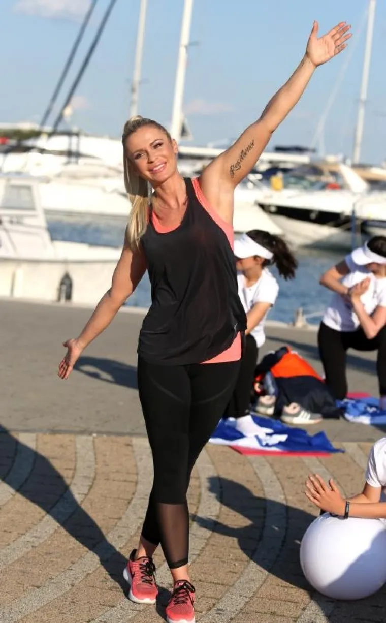 Renata Sopek s građanima vježbala jogu na Trgu hrvatskih mučenika u sklopu projekta Aktivna Hrvatska.