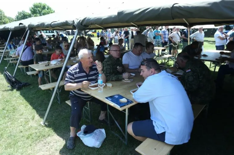 FOTOGALERIJA: Na dan OS RH vojska pokazala svo naoružanje i vojnu opremu kojom Hrvatska trenutno raspolaže