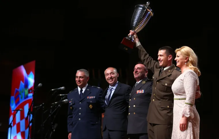 Vojnik nehotice udario predsjednicu