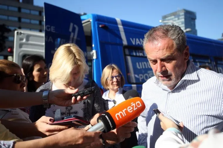 POGLEDAJTE HOLDINGOV URED NA KOTAČIMA: U njemu Zagrepčani mogu plaćati račune, kupovati pokaze...