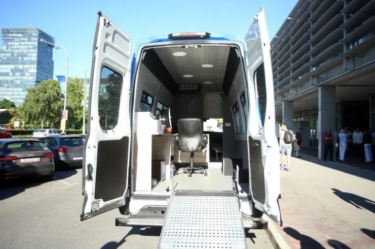 POGLEDAJTE HOLDINGOV URED NA KOTAČIMA: U njemu Zagrepčani mogu plaćati račune, kupovati pokaze...