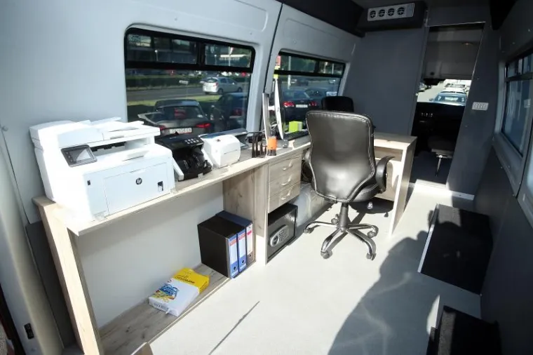 POGLEDAJTE HOLDINGOV URED NA KOTAČIMA: U njemu Zagrepčani mogu plaćati račune, kupovati pokaze...