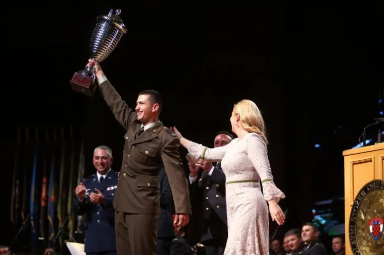 BIZARAN 'INCIDENT' NA PROSLAVI U LISINSKOME: Najbolji hrvatski vojnik nehotice udario svoju vrhovnu zapovjednicu