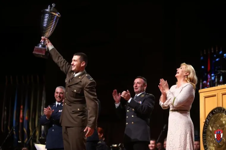 BIZARAN 'INCIDENT' NA PROSLAVI U LISINSKOME: Najbolji hrvatski vojnik nehotice udario svoju vrhovnu zapovjednicu